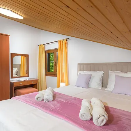 Carla With Private Pool & Kids Playground - Pet Friendly * Mutvoran