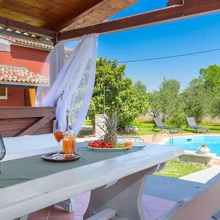 Carla With Private Pool & Kids Playground - Pet Friendly Villa