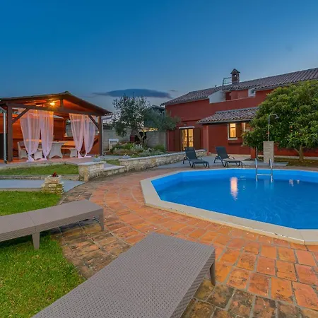 Carla With Private Pool & Kids Playground - Pet Friendly