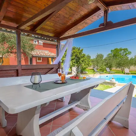 Carla With Private Pool & Kids Playground - Pet Friendly Villa