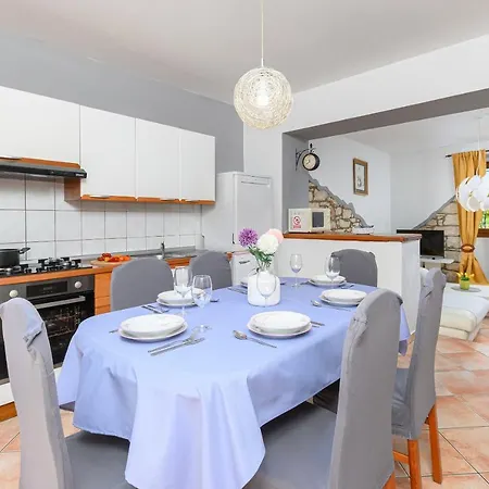Carla With Private Pool & Kids Playground - Pet Friendly *