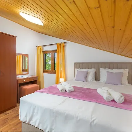 Carla With Private Pool & Kids Playground - Pet Friendly *