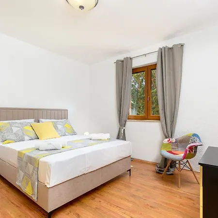 Carla With Private Pool & Kids Playground - Pet Friendly *