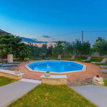 Carla With Private Pool & Kids Playground - Pet Friendly * Mutvoran