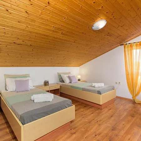 Carla With Private Pool & Kids Playground - Pet Friendly * Mutvoran