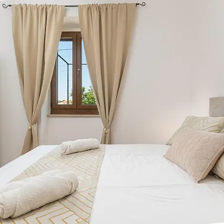 Carla With Private Pool & Kids Playground - Pet Friendly Villa *